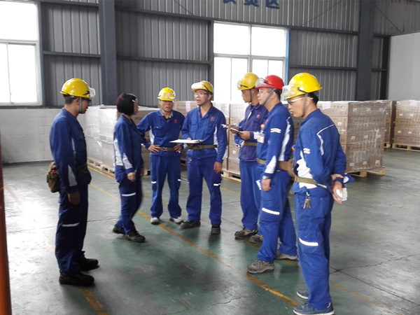 黃經理、標辦人員、安環人員為庫房安全整改工作做指導_副本.jpg