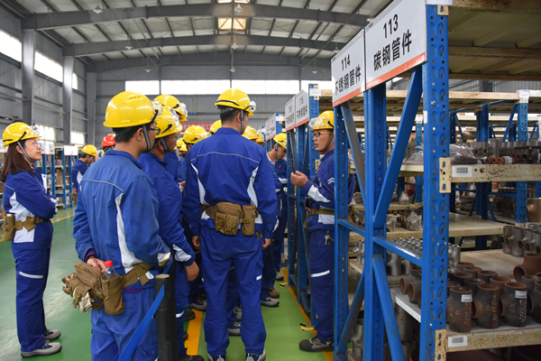 新干部到備件庫參觀學習_副本.jpg
