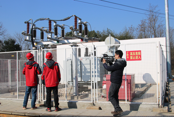 央視記者走進懷寧”漁光一體“項目變壓站(600大小).jpg