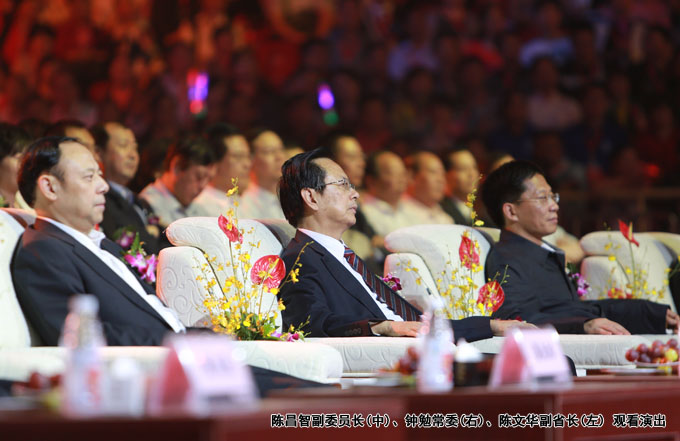 陳昌智副委員長(中)、鐘勉常委(右)、陳文華副省長(左) 觀看演出