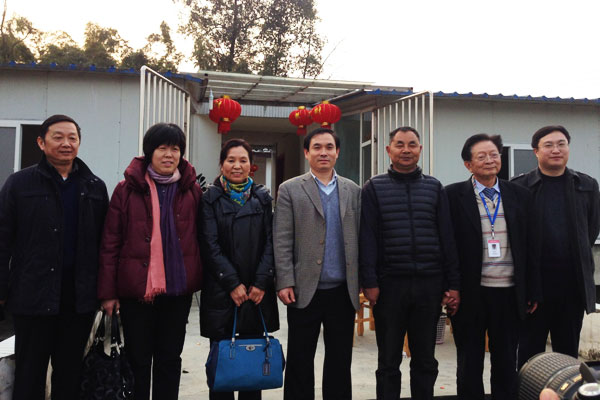 農業(yè)部漁業(yè)局副局長李書明等領導與通威股份總裁助理劉輝芬、高級技術專家吳宗文合影。