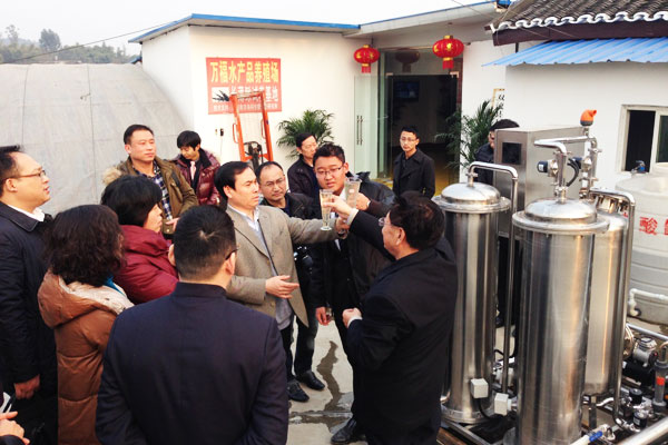 農業(yè)部漁業(yè)局副局長李書明檢查通威電化水處理后的水質