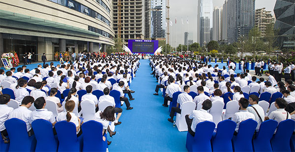 來自農業、金融、投資、文化、電子、建筑、地產等名企領袖，及全國、省、市主流媒體代表900余人出席并見證通威集團發展歷程中這一重要里程碑事件。